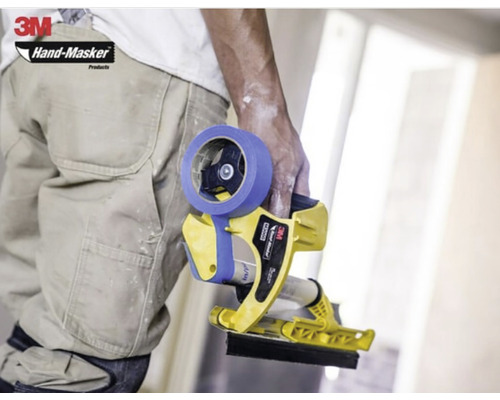 Handwerker hält 3M Hand-Masker Abdeckgerät mit Abdeckband