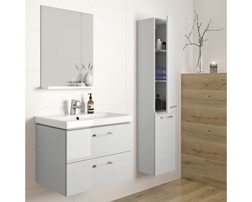 Badezimmer mit Waschtischunterschrank, Spiegel und Hochschrank für Badezimmerutensilien