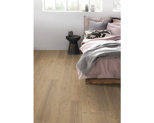 Schlafzimmer mit hellem Holzboden, Bett und Beistelltisch