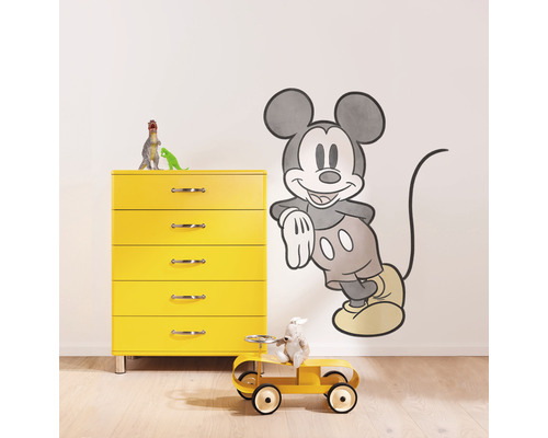 Szene mit gelber Kommode, Spielzeugauto und Mickey Mouse Wandtattoo