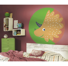Kinderzimmer mit Wandtattoo von Dinosaurier, Regalen und Bett