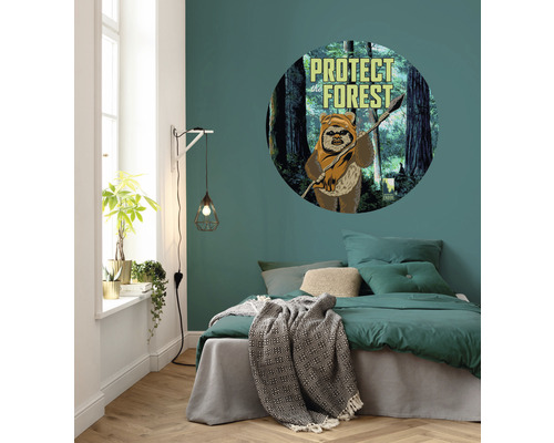 Dekoratives Kinderzimmer mit Wandtattoo, Bett und Lampe
