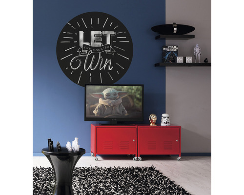 Dekoratives Wohnzimmer mit Star Wars Motiven, darunter ein Wandtattoo, Regale mit Figuren und ein roter Schrank unter einem Fernseher.
