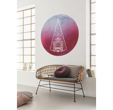 Szene mit einem Wandtattoo mit einem geometrischen Muster, das an einer Wand befestigt ist, und einer Bank mit Kissen