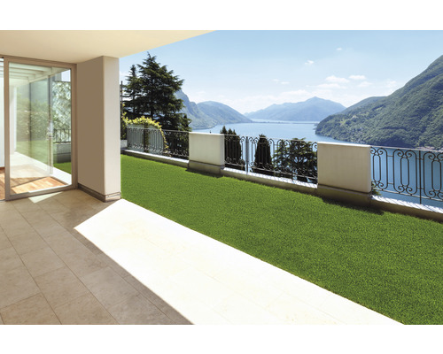 Terrasse mit Kunstrasen und Ausblick auf einen See