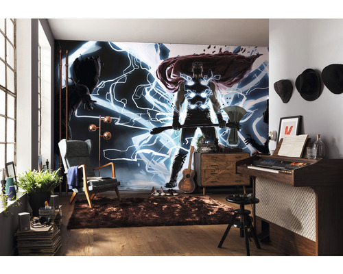 Wohnzimmer mit Wandbild, Sessel, Stehlampe, Teppich und Musikinstrumenten für eine persönliche Atmosphäre