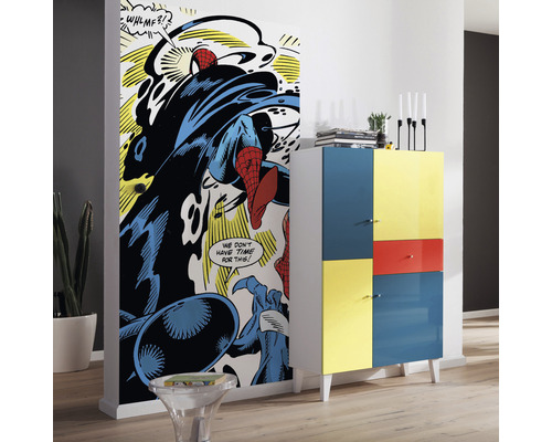 Zimmer mit Spiderman-Türposter und buntem Schrank