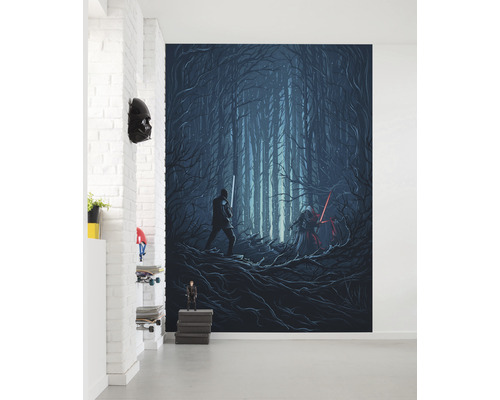 Fototapete mit Star Wars Motiv, dunkler Waldszene und Lichtschwertern