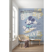 Zimmer mit einer Fototapete, die Mickey Maus beim Surfen auf einer Welle zeigt, mit dem Text Pacific Coast Surfboards.