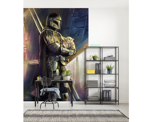 Dekoratives Wohnzimmer mit Star Wars Mandalorian Wandbild, Schreibtisch, Stuhl und Regal
