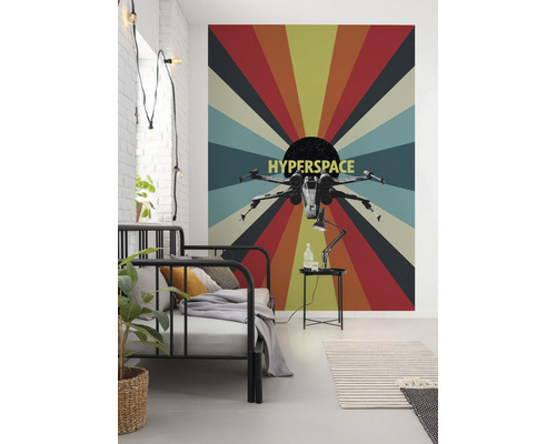 Wandgestaltung im Schlafzimmer mit einem Star Wars Hyperspace Motiv.