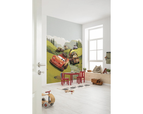 Kinderzimmer mit Fototapete mit Cartoon-Autos, Tisch und Stühlen