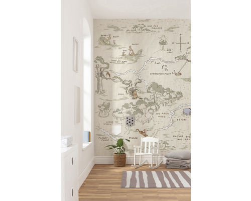 Kinderzimmer mit Winnie Puuh Karte als Wandtapete, Holzfußboden und weißem Schaukelstuhl.