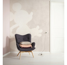 Wohnzimmer mit Sessel und Wandtapete mit Mickey Maus Motiv