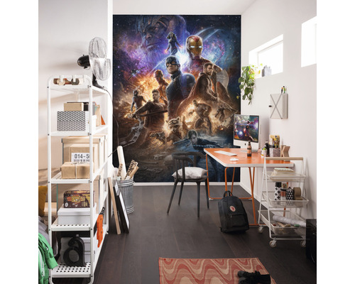 Zimmer mit einer Fototapete mit Avengers-Motiv, einem Schreibtisch und Regalen.