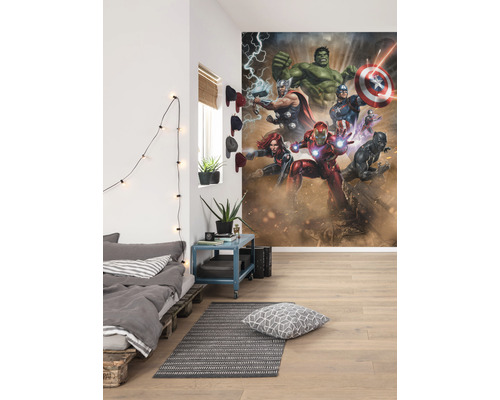 Zimmer mit Bett, Teppich und Wandbild von den Avengers.