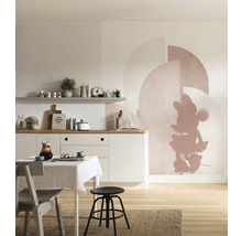 Wohnraum mit Küchenzeile, Esstisch und Wandbild mit Minnie Maus Motiv