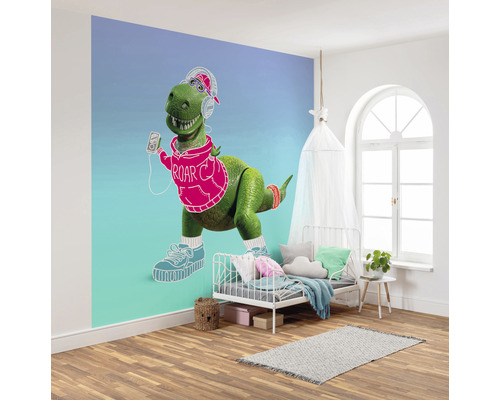 Kinderzimmer mit Wandbild eines Dinosauriers mit Kopfhörern und Kapuzenpullover