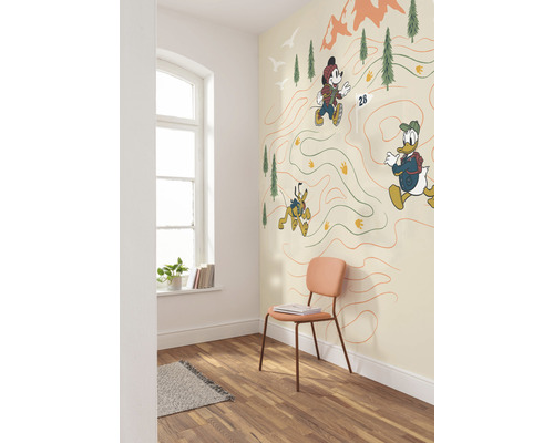 Raum mit Fenster, Stuhl und Tapete mit Comicfiguren