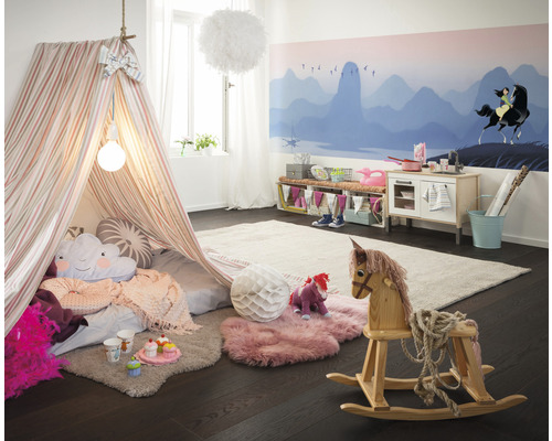 Helles Kinderzimmer mit Spielzelt, Spielküche und Schaukelpferd