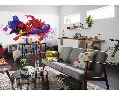 Wohnzimmer mit Spiderman Wandbild, Sofa, Tisch und Stühlen