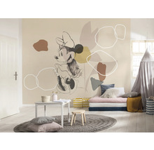 Dekoriertes Kinderzimmer mit Minnie Maus Wandbild, Tisch und Spielbereich.