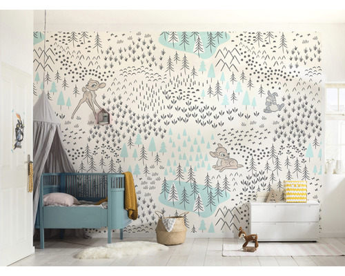 Kinderzimmer mit Waldtapete, Babybett und Kommode
