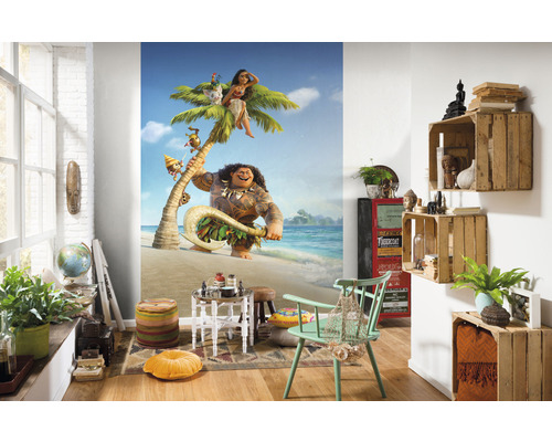 Dekoratives Wohnzimmer mit Fototapete mit Szenen aus dem Film Vaiana