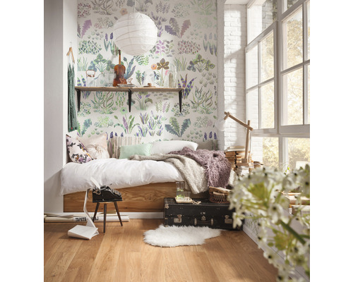 Helles Zimmer mit Bettnische, gemusterter Tapete, Regal und Dekorationen