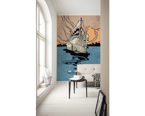 Wohnraum mit einer Fototapete mit einer Schiffszeichnung.