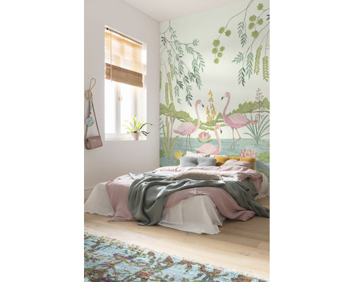 Schlafzimmer mit einer Fototapete mit Flamingos, Bett und Fenster