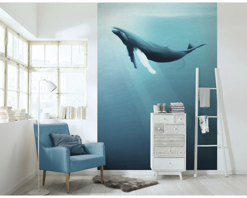 Wohnzimmer mit Wal Wandbild, Sessel und Kommode