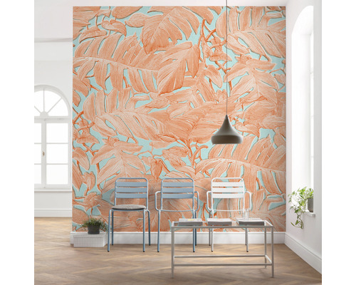 Raum mit gemusterter Tapete, Stühlen und Tisch