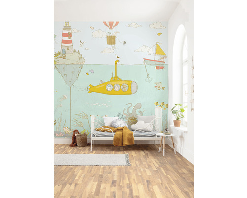 Kinderzimmer mit Unterwasserwelt-Tapete, Bett und Holzfußboden