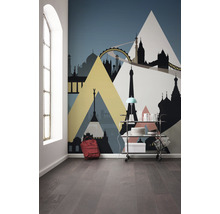 Raum mit Fototapete mit Skyline-Motiv, Servierwagen und Rucksack