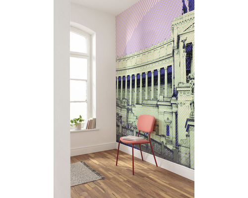 Raum mit Fototapete eines Gebäudes, Stuhl, Fenster und Holzboden