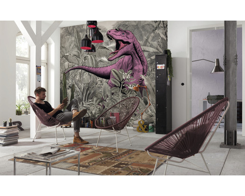 Wohnzimmer mit gemusterter Tapete, Pendelleuchten und Mann in einem Stuhl