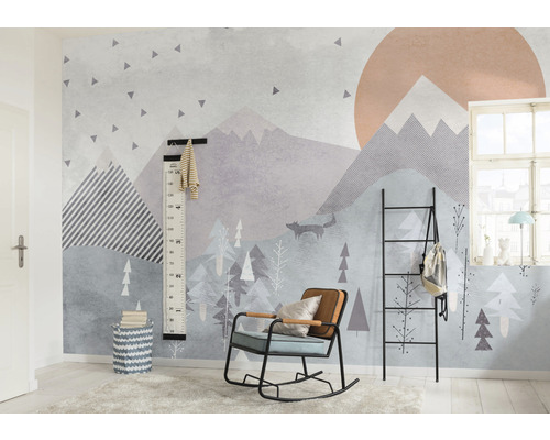 Kinderzimmer mit gemusterter Tapete, Schaukelstuhl und Höhenmesser