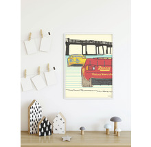 Gerahmtes Bild mit einer Szene aus dem Film Cars mit Rennwagen und einer Brücke