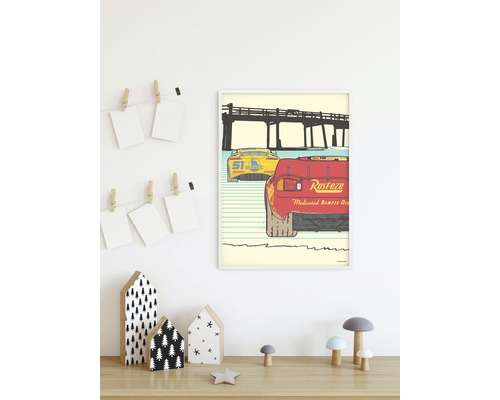 Gerahmtes Bild mit einer Szene aus dem Film Cars mit Rennwagen und einer Brücke
