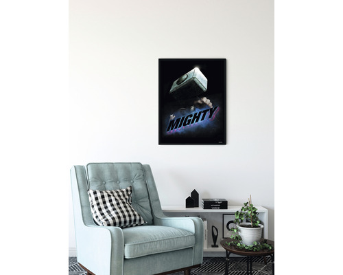 Gerahmtes Poster mit Marvel The Mighty Motiv in einem Wohnzimmer