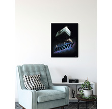 Gerahmtes Marvel Poster mit Hammer und dem Schriftzug The Mighty im Wohnzimmer