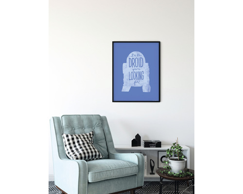 Gerahmtes Star Wars Wandbild mit dem Text Ich bin der Droide, den Sie suchen über einem Sessel und einem Regal