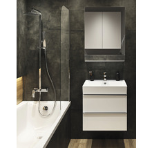 Badezimmer mit Badewanne, Duscharmatur und Waschbeckenunterschrank mit Spiegelschrank.