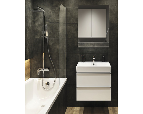 Badezimmer mit Badewanne, Duscharmatur und Waschbeckenunterschrank mit Spiegelschrank.