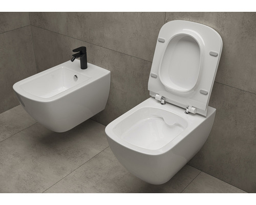 Weißes Wand-Tiefspül-WC und Bidet mit schwarzem Wasserhahn