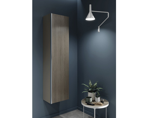 Badezimmer mit Hängeschrank in Holzoptik und Wandlampe