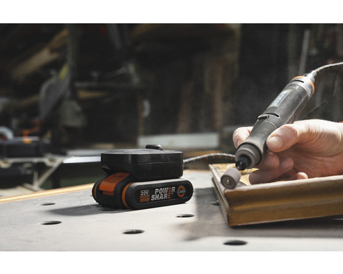 Akkubetriebener Multifunktionsschleifer mit 20 Volt Akku beim Schleifen von Holz