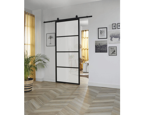 Intersteel Schiebetür-Komplettset Cubo Basic -Top schwarz mit ESG Satiniertem Glas 98x215 cm inkl. Türblatt, Schiebetürbeschlag Basic Top und Griff-Set Innenansicht eines Raumes mit einer Glasschiebetür mit vier Feldern und schwarzem Rahmen
