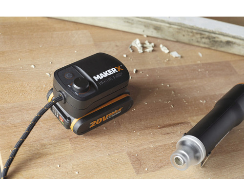 Maker X Worx Nadelöhr mit 20 Volt Lithium Batterie und Heißluftpistole auf einem Holztisch